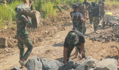 Mengangkat Batu, Menata Masa Depan, Semangat Satgas TMMD Ke-129 Bangun Desa Pasirgadung