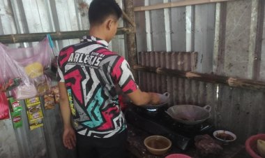 Tak Hanya Bangun Desa, Prada Alan Fahroni Satgas TMMD Tunjukkan Kepedulian dengan Memasak untuk Rekan Seperjuangan