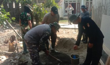 TNI dan Warga Kompak Ngaduk Semen, Rehab Mushola TMMD Terus Dikebut