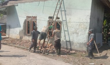Tangga, Keringat, dan Semangat Gotong Royong: TNI-Polri Bersama Warga Rehab Mushola