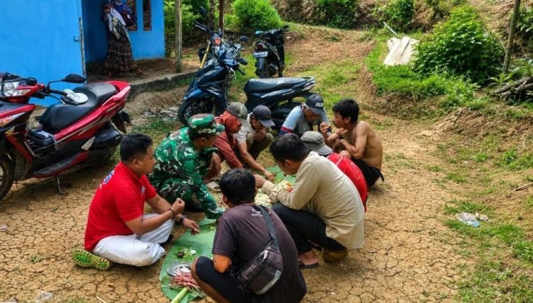 Makan Bersama Jadi Momen Kebersamaan Satgas TMMD Ke-129 dan Warga