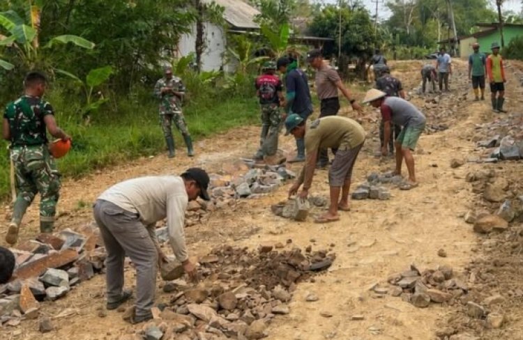 Terik Matahari Tak Surutkan Semangat Satgas TMMD Ke-129 Kodim 0601/Pandeglang dan Warga Bangun Desa