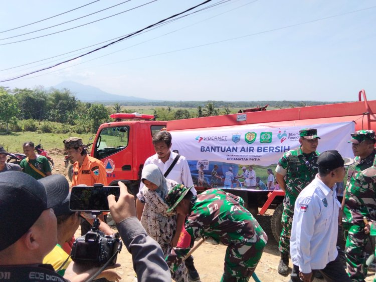 Tinjau Pelaksanaan TMMD Danrem 064/ Maulana Yusuf, Berikan Bantuan Air Bersih Kepada Warga