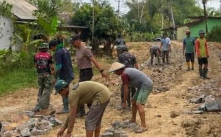 Hubungkan Dua Desa, Satgas TMMD Pandeglang Bangun Jalan
