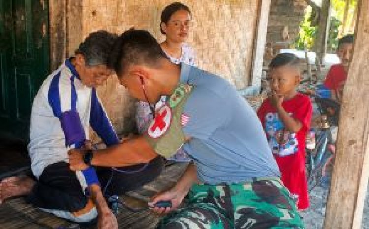 Satgas TMMD 129 Pandeglang, Bantu Periksa Kesehatan Lansia