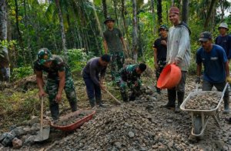 Satgas TMMD 129 Kodim 0601 Pandeglang, Tunjukkan Kekompakan Dengan Warga