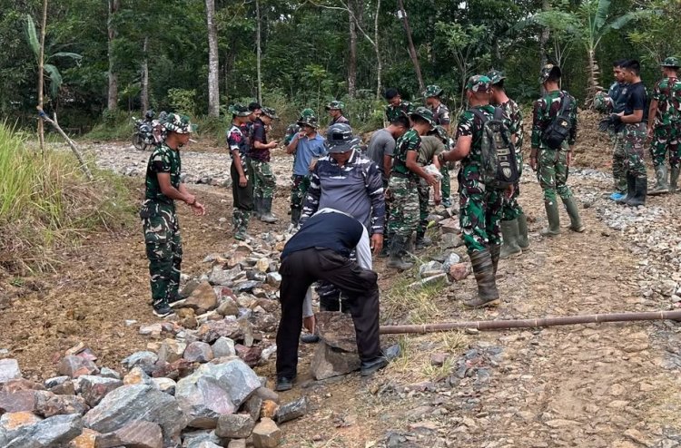 Di Balik Tumpukan Batu, Terukir Semangat Pengabdian Satgas TMMD 129 Pandeglang