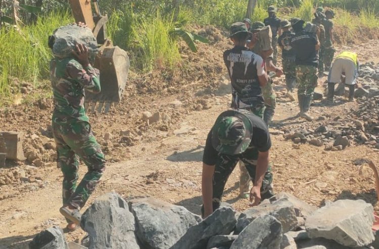 Mengangkat Batu, Menata Masa Depan, Semangat Satgas TMMD Ke-129 Bangun Desa Pasirgadung