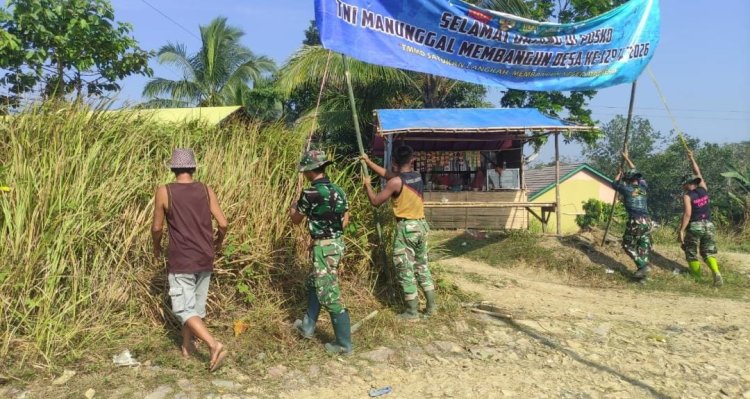 Cuaca Tak Menjadi Halangan, Satgas TMMD Bergerak Cepat Perbaiki Spanduk Roboh
