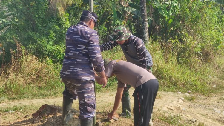 Angin Robohkan Spanduk, Sinergi TNI AD, TNI AL dan Polri Jadi Solusi
