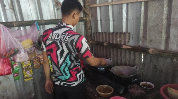 Tak Hanya Bangun Desa, Prada Alan Fahroni Satgas TMMD Tunjukkan Kepedulian dengan Memasak untuk Rekan Seperjuangan