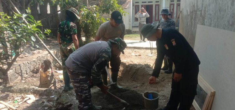 TNI dan Warga Kompak Ngaduk Semen, Rehab Mushola TMMD Terus Dikebut