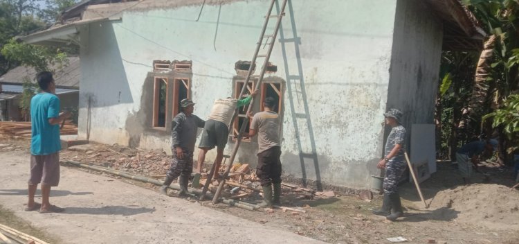 Tangga, Keringat, dan Semangat Gotong Royong: TNI-Polri Bersama Warga Rehab Mushola