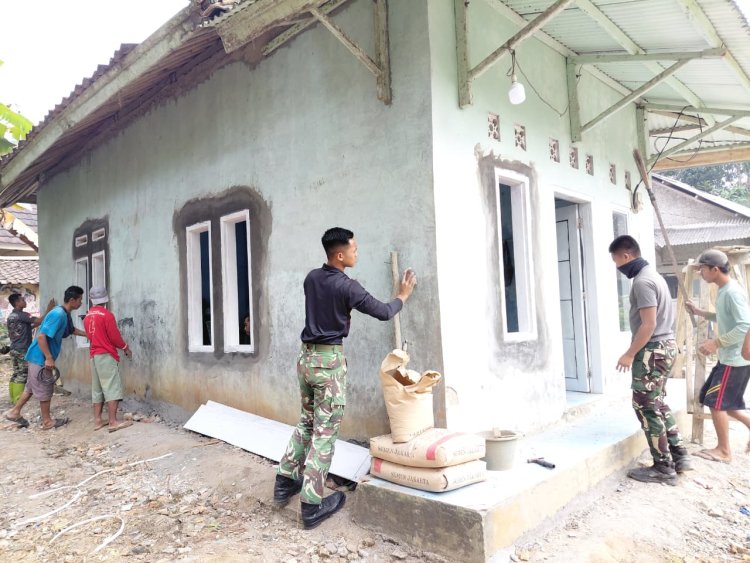 Satgas TMMD Bergandengan Tangan dengan Warga Perbaiki Mushola Babakan Kaju