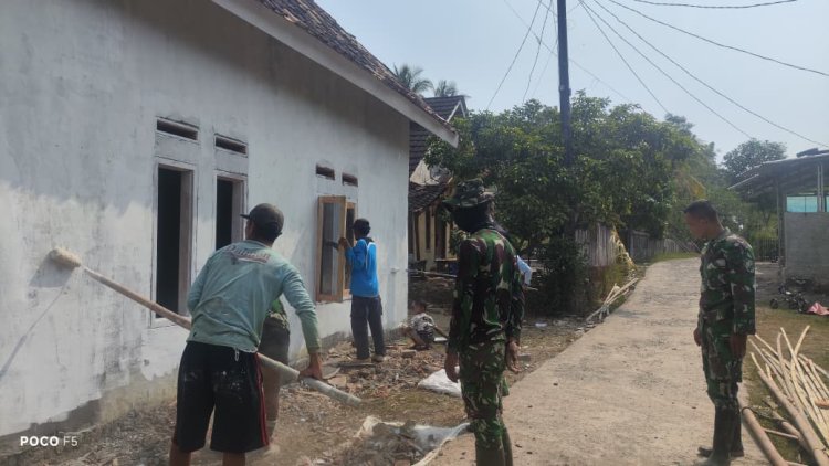 Tak Kenal Lelah, Satgas dan Warga Bersama Selesaikan Mushola Babakan Kaju